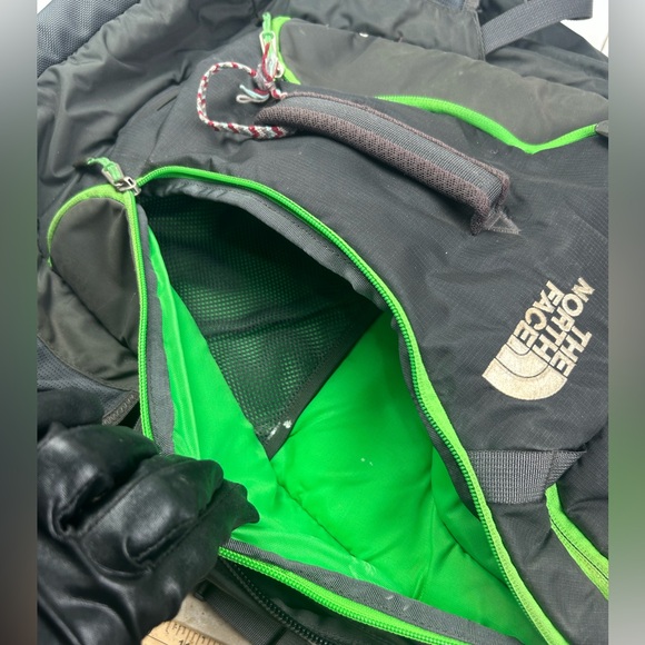 The North Face Black and Green Men's Unisex Backpack - Picture 8 of 12